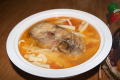 Cho canh ra tô. Nhà mình không thích ăn hành nên thường không nêm hành vào bất cứ món ăn nào! Nếu thích, bạn có thể cho hành và rau húng để canh chua có mùi thơm đặc trưng! Canh cá bớp nấu măng chua dễ làm, thích hợp cho các gia đình có bé nhỏ! Vì cá bớp thịt chắc, ngon và cực kỳ ít xương, gần như không có xương tăm. Nếu thích ăn cay, bạn có thể cắt ớt thành miếng nhỏ rồi cho vào canh! Múc riêng để bé ăn không bị cay nhé!