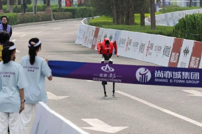 Xem người máy Trung Quốc chạy marathon phá kỷ lục thế giới của con người - Báo Giáo Dục &amp; Thời Đại