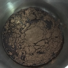 Cho 50ml nước vào đun. Bật lử riu riu, không lớn quá. Cho bột cacao vào khuấy đều. Các bạn nhớ đừng để vón cục.