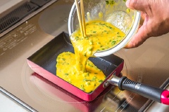 Bắt chảo lên lửa vừa, tráng một lớp dầu mỏng lên chảo. Cho một nửa hỗn hợp trứng trải đều lên chảo. Sau đó bắ cuốn lớp trứng lại. * Switch on the pan to medium heat. Put the oil with paper towel. Put half of the mixture onto the pan and spread the mixture in it. When the mixture starts to harden, roll the omelet backward.