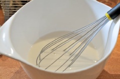 Rây 60g bột năng (warabimochiko) vào một bát trộn vừa. Đổ 240ml nước ấm từng chút một và trộn đều cho đến khi hỗn hợp mịn, không bị vón cục. Thêm 50g đường vàng (đường mía) vào, khuấy đều cho đường tan. Hỗn hợp sẽ loãng. Rây bột đậu nành (kinako) phủ đều tấm nướng silicon.