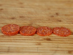 Phô mai Mozzarella cắt thành từng viên vuông nhỏ vừa ăn. Xúc xích hun khói cắt lát mỏng. Sau đó, bạn dùng xiên lần lược xiên xúc xích rồi đến phô mai rồi xúc xích. Bạn có thể xiên nhiều hay ít là tùy thích nhé. Vậy là xong rồi đó. Món này có thể ăn kèm với bánh mì pita, chấm nước sốt pizza nha.