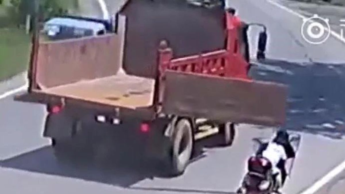 Xe tải lao vụt qua, cửa thùng bất ngờ bung mạnh khiến hai mẹ con gặp nạn - Tạp chí Doanh Nghiệp Việt Nam