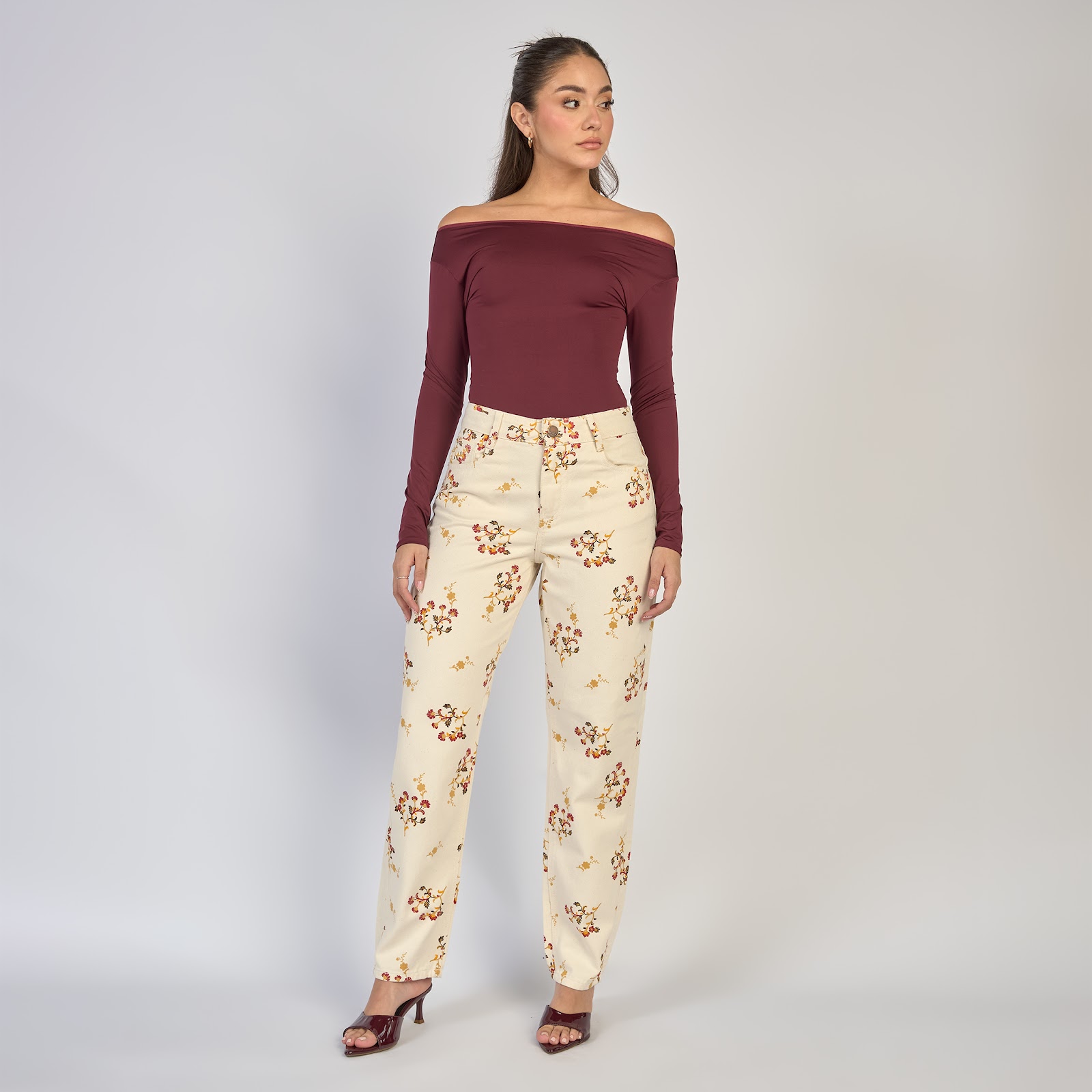 Jean dama mom fit tiro alto rígido con estampado floral, color Crudo - Vista 2