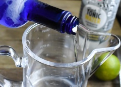 Chanh bào vỏ sau đó vắt lấy nước cốt, bỏ hạt nếu có. Pha nước cốt chanh, soda, rượu vodka, vỏ chanh bào lại với nhau, bạn có thể cho thêm siro đường hoặc đường tùy thích rồi khuấy tan nhé. Rót hỗn hợp vào túi kem.
