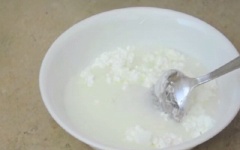 Hòa tan 2 muỗng canh bột năng với 1/3 chén nước. Sau đó, đổ nước bột năng, nước cốt dừa, 2 muỗng canh đường trắng vào nồi, nấu nhỏ lửa đến khi hỗn hợp sệt lại.