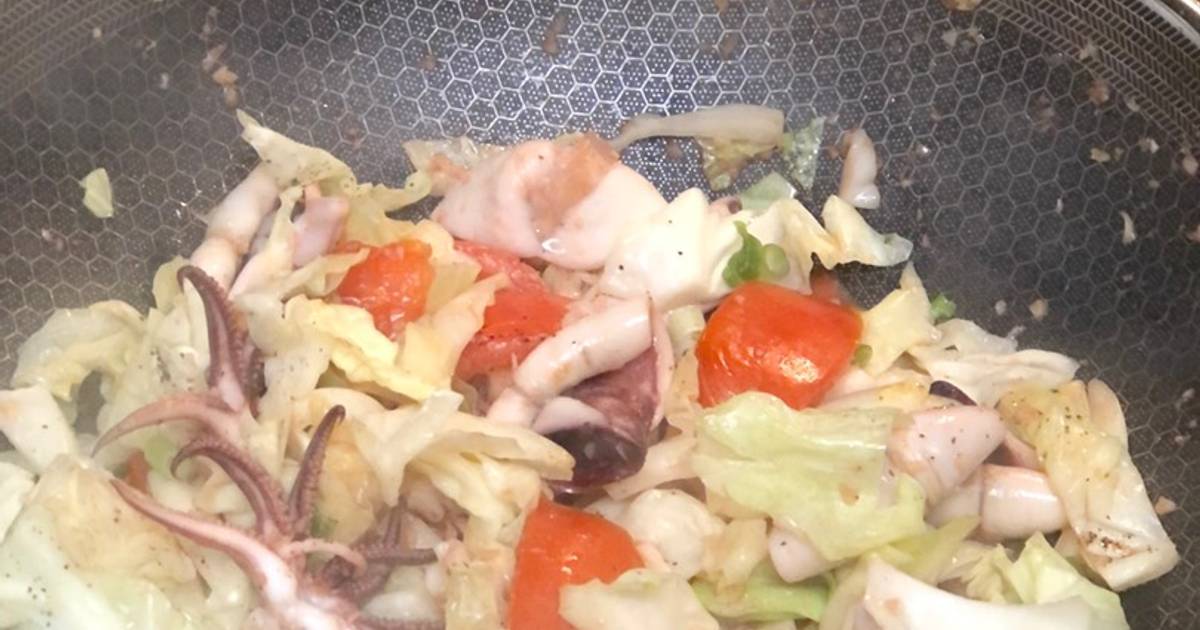 Mực xào bắp cải và cà chua