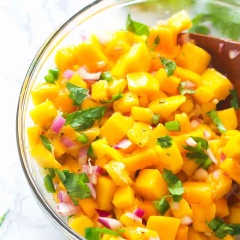 Salad xoài cay là món ăn đơn giản, không mất nhiều thời gian. Khi ăn có vị chua chua của giấm, cay của ớt, ngọt tự nhiên của xoài thật hấp dẫn. Biến tấu thêm một món ăn mới cho gia đình nào.