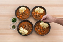 Chia bò hầm thành 4 bát, thêm khoai tây nghiền. Trang trí thêm rau ngò tây và húng tây lên trên rồi thưởng thức.