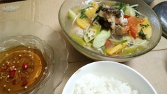 Canh chua cá lóc nóng hổi đơn giản nhanh gọn, không cần dùng đến me hay chanh vì thơm và cà chua cũng đủ tạo vị chua nhẹ cho món canh hấp dẫn này rồi nhé!