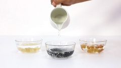 Ngâm nở 40gr mũ trôm, 40gr nhãn nhục khô và 20gr hạt é với nước ấm, nếu được nên rửa sơ 1 lần qua nước sạch để loại bỏ bụi bẩn nếu có. Với số lượng này bạn sẽ pha được 4 ly trà đá.