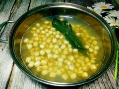 Mít nghệ tách bỏ hạt, rồi tước múi mít thành những miếng nhỏ và dài. Khi hạt sen chín mềm thì tiếp tục cho đường phèn vào nấu.