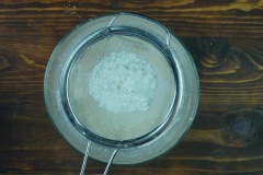 Cho 20gr bột bắp vào hỗn hợp, khuấy đều. Xong rồi rây lọc lại cho hết cặn. Bắt lên bếp để lửa nhỏ, khuấy đến khi có độ đặc vừa ý thì bắt xuống khuấy mạnh tay bằng phới lồng cho hỗn hợp sốt phô mai được mịn là xong. Để nguội rồi đổ sốt lên bánh bông lan.