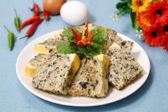 Chả trứng đúc thịt hấp có vị béo thơm, dai dai của trứng và thịt, giòn sần sật của nấm mèo, miến dong, thơm của hành tây, gia vị. Thích hợp làm món ăn tuyệt vời cho những bữa cơm gia đình.