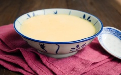 Bánh flan trứng đơn giản với những nguyên liệu có sẵn trong nhà giúp bạn làm được ngay một món tráng miệng ngọt ngon, béo béo và thơm lừng cùng chút mềm mịn cực đã miệng khi ăn. Nhanh tay lưu lại công thức và thực hiện nha.