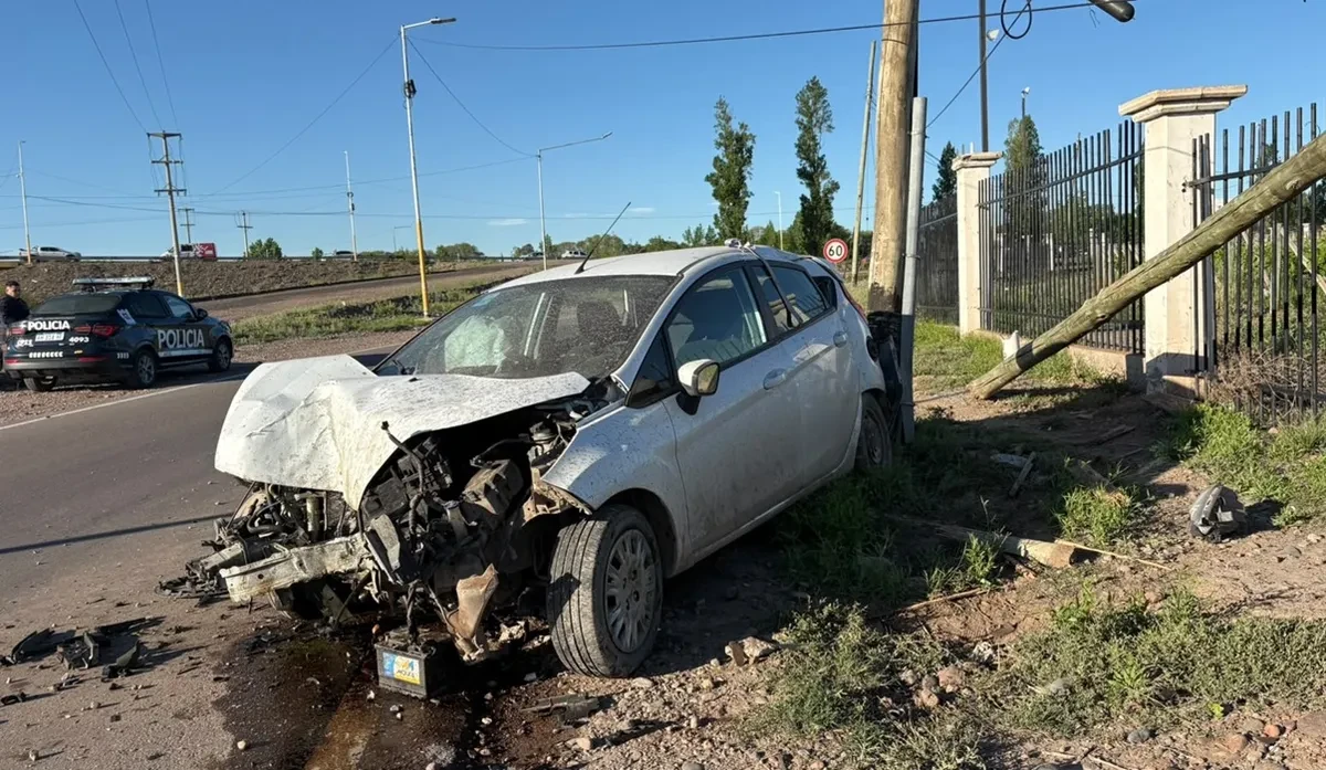 Manejaba borracho, perdió el control y chocó contra un poste 