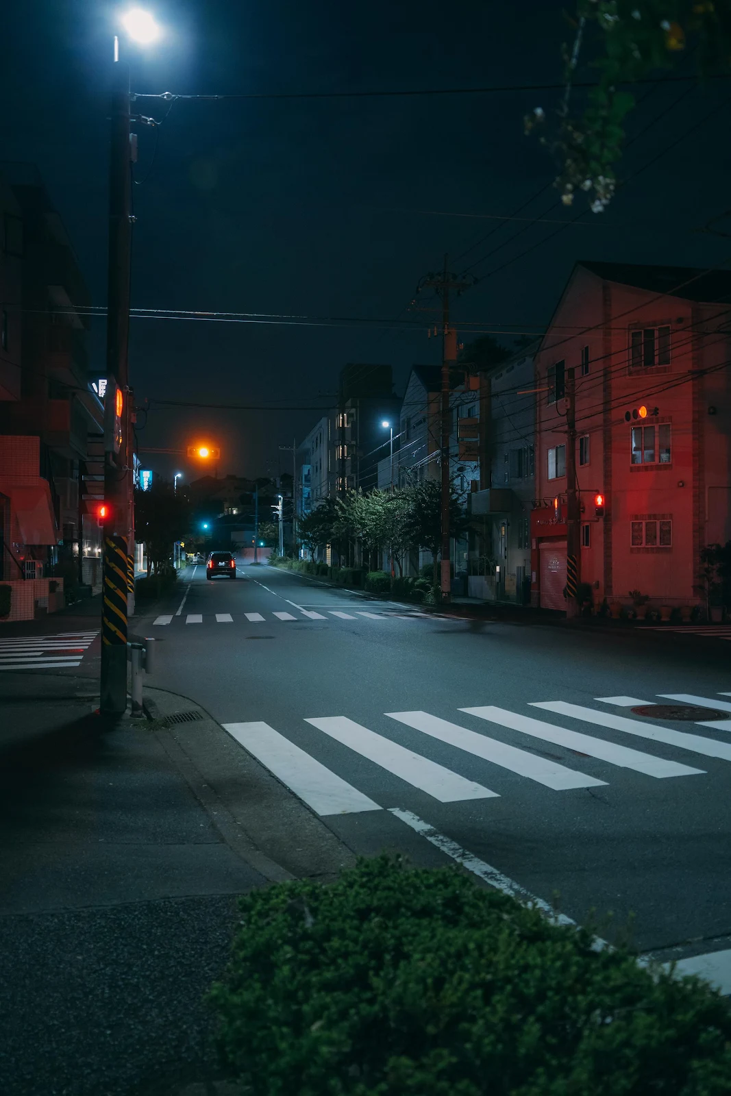 Lonesome Night Street In Japan - Moody Street Photography 2K iPhone Wallpaper (2000x3000)