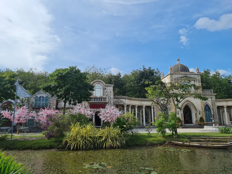 Review phim trường The Windmill Bình Dương cho bộ ảnh cưới độc lạ