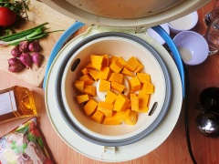 Bí đỏ rửa sạch, cắt khúc nhỏ hấp cách thủy. Sau khi bí chín mềm, dùng nĩa nghiền bí đỏ. Bí sẽ giữ được sợi sơ, khi ăn sẽ thơm ngon hơn. Bạn cũng có thể xay mịn nếu muốn.