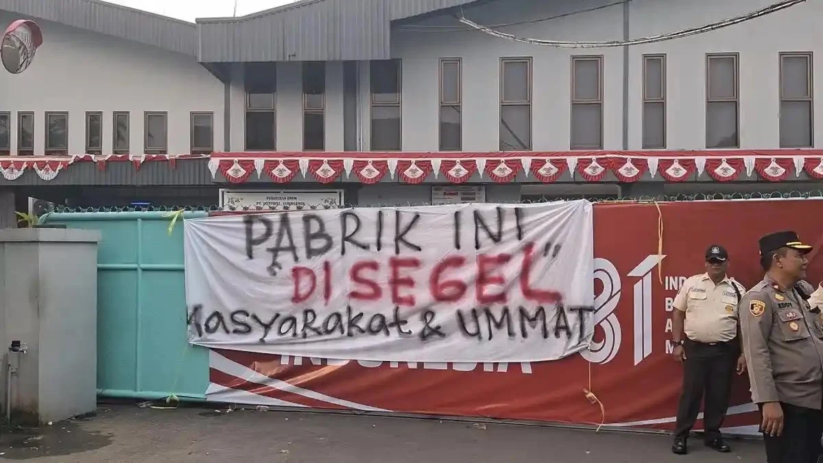 Warga melakukan aksi unjuk rasa menuntut penutupan pabrik minuman beralkohol di Citeureup, Kabupaten Bogor.