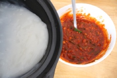 Đổ bột gạo nếp vào nước, khuấy đều, bật bếp lửa nhỏ vừa đun vừa khuấy tới khi được hỗn hợp ướt dính. Khi bột gạo nếp đã nguội, đổ vào hỗn hợp sốt ớt, khuấy đều.