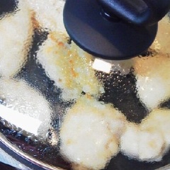 Đun nóng 1 muỗng canh dầu mè, cho thịt gà đã ướp sốt vào xào cho đến khi chúng giòn và vàng nâu thì vặn nhỏ lửa. Đậy nắp hạ nhỏ lửa, đun khoảng 2-3 phút.