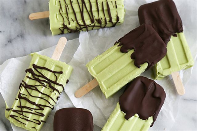 Kem Que Bơ Nhúng Chocolate