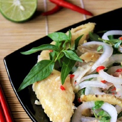 Cho gà bóp thấu ra đĩa, rắc 1/2 rau răm còn lại lên trên nữa là hoàn tất.