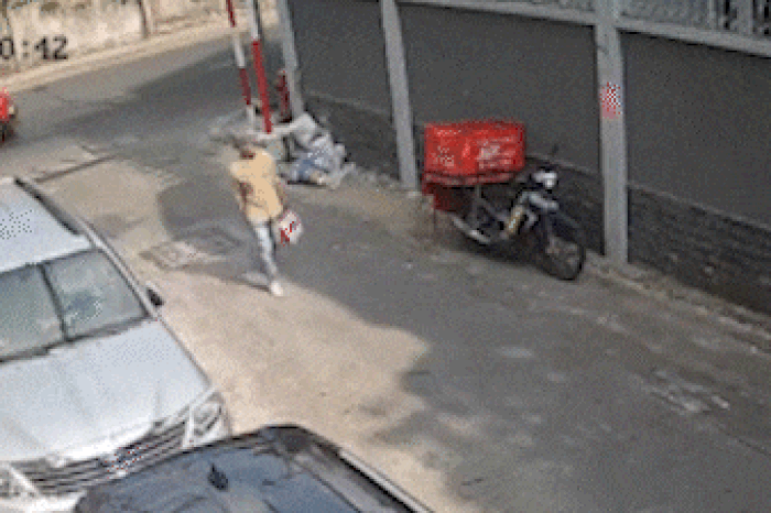 TP.HCM: Bắt nhanh người đàn ông trộm xe máy và giỏ hàng của shipper - Báo Pháp Luật TP.HCM