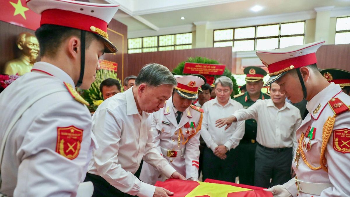 Tổng Bí thư, Chủ tịch nước tưởng niệm liệt sĩ ở công viên Lê Thị Riêng - Tạp chí Tri thức