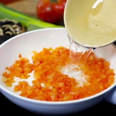 Bắc chảo lên bếp, phi thơm 10gr hành boa-rô băm, cho 4 trái cà chua (băm nhỏ) vào đảo đều khoảng 1 phút, cho tiếp 100ml nước lọc, 1 muỗng cà phê muối, 2 muỗng canh đường, 1 muỗng canh hạt nêm chay, 2 muỗng canh tương cà, 1 muỗng canh tương ớt vào chảo, đảo đều, tiếp đến cho xíu mại vào đảo nhẹ tay, nấu thêm 5 phút cho nước sốt thấm vào xíu mại.