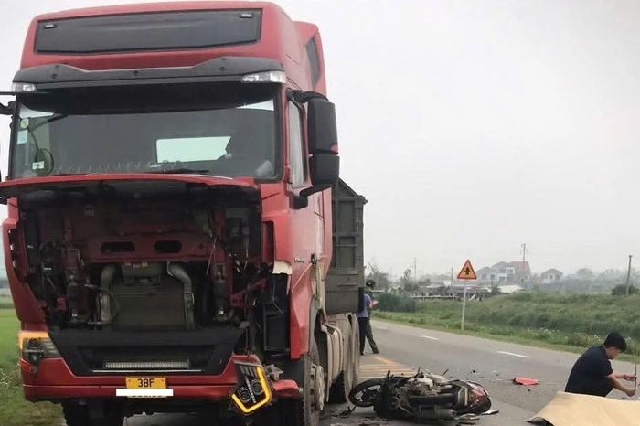 Va chạm xe đầu kéo, tài xế đi xe máy tử vong - Báo Tiền Phong