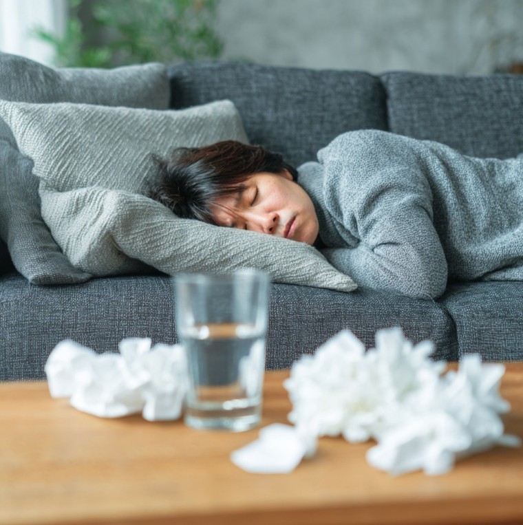 열과 피로로 누워 쉬는 생활 장면