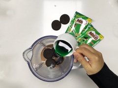 Chuẩn bị một máy xay sinh tố và cho vào đó 80ml nước milo vừa nấu chín, 4 miếng bánh Oreo, 30ml sữa đặc, 70ml sữa tươi (hoặc bạn có thể dùng sữa béo Rich để tăng độ béo cho thức uống) và 1 cốc đá đã xay nhuyễn vào.