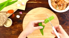 Cuộn từng miếng gà vào lá dứa như hình minh hoạ và cắt đi phần dư (nếu có).