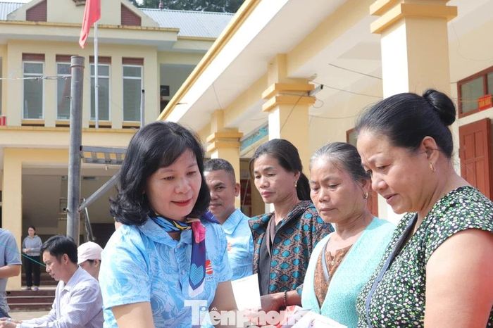 Hơn 200 suất quà đến với người dân vùng rốn lũ biên giới Nghệ An - Báo Tiền Phong