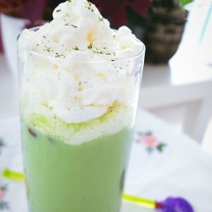 Cho đậu đỏ đã xào vào ly, rồi rót matcha sữa tươi vào, chỉ việc phun lên bề mặt của ly matcha đậu đỏ và thưởng thức thôi nào.