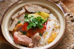 Dọn ra ăn với bún là tuyệt nhất, vị chua chua ngọt ngọt của nước lèo, mùi thơm của chả cá thêm một chút đậm đà của nước mắm, một chút cay cay của ớt sẽ khiến bạn muốn ăn mãi không biết ngán.