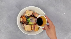 Nửa con gà ta mua về làm sạch, chặt thành miếng vuông nhỏ vừa ăn. Ướp gà với 1 muỗng cà phê đầu hành băm, 1 muỗng cà phê hành tím băm, 3 muỗng canh nước tương, xoa đều cho thấm gia vị rồi ướp gà trong 20 phút.