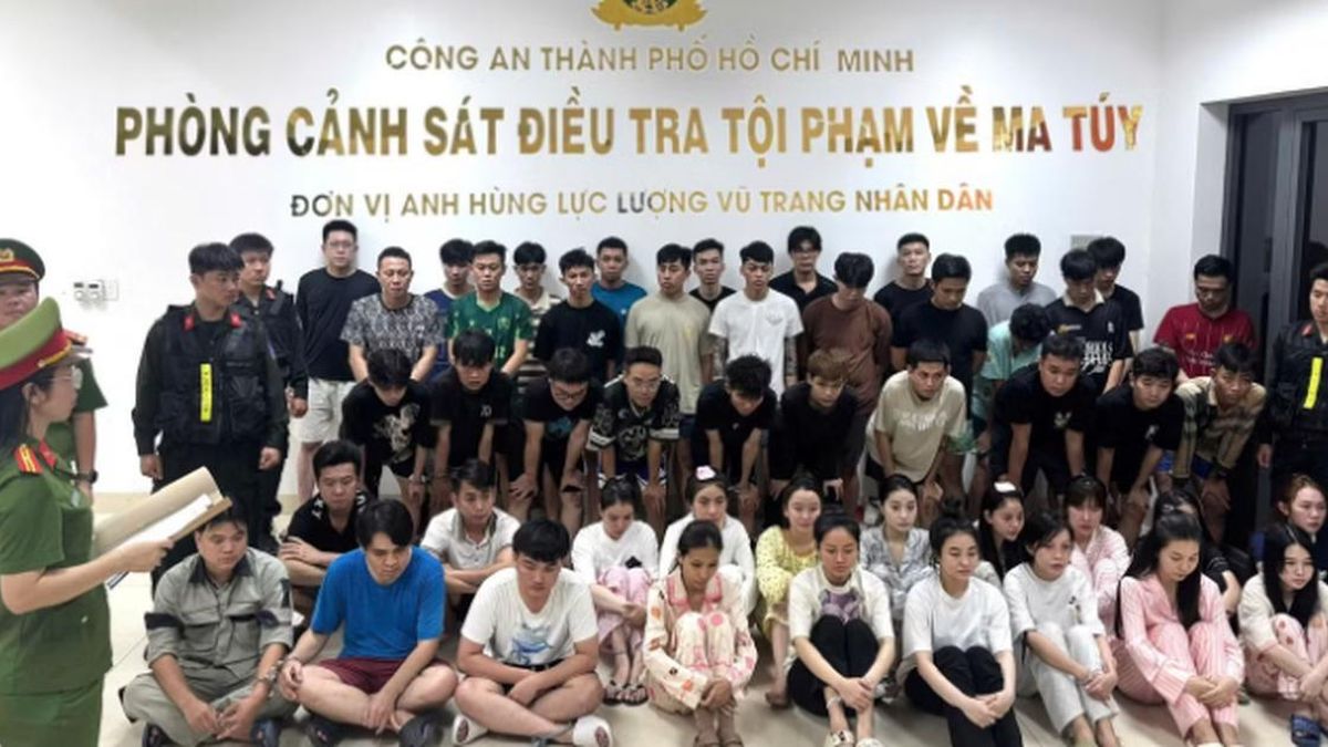 Cận cảnh Công an TP.HCM đánh sập tụ điểm ma túy trong bar Revo, hàng chục đối tượng bị bắt giữ - Chuyên trang Gia Đình &amp; Xã Hội - Báo Sức khỏe &amp; Đời sống