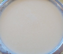 Trước khi làm bánh crepe sầu riêng: Cho 210ml sữa tươi, 25g đường, 20g bơ vào nồi bắc lên bếp nấu với lửa nhỏ. Khi thấy bơ và đường tan là tắt bếp để nguội. Cho trứng vào âu đánh tan, sau đó cho hỗn hợp sữa, bơ, đường (bước 1) vào trộn đều. Cuối cùng cho bột mì vào trộn đều. Lược qua rây cho bột mịn.