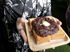 Bánh mì sandwich nướng vàng rồi phết một lớp bơ lên trên tiếp đó là một lớp mứt đậu đỏ và kem vừa đánh là xong rồi đó. Bữa sáng của bạn không chỉ nhanh gọc và nhẹ nhàng hơn mà còn khá bổ dưỡng với món bánh toast kem đậu đỏ này đấy. Còn chờ gì mà không lưu lại công thức và làm ngay nào. Chúc bạn ngon miệng nhé!