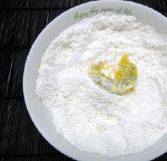 Nhúng tôm qua tô trứng gà đã đánh tan. Tiếp tục lăn tôm qua tô hỗn hợp bột khô lần 2. Nếu muốn món tôm chiên bột được ngon giòn hơn, bạn có thể lặp lại việc lăn tôm vài lần.