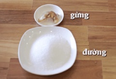 Cóc gọt vỏ và ngâm vào nước muối pha loãng, sau đó bổ cóc miếng vừa ăn. Gừng gọt vỏ, thái sợi. Cóc sau khi ngâm thì vớt ra để ráo nước.