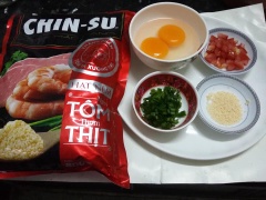 Cà chua rửa sạch, cắt hạt lựu. Hành lá rửa sạch thái nhỏ. Đập hột vịt cho vào chén.