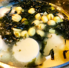 Cho ít dầu vào chảo, phi thơm đầu hành lá. Cho lượng nước đủ dùng và hạt sen vào nấu. Nước sôi nêm gia vị khoảng 10 phút thử xem hạt sen vừa đủ mềm, cho tiếp đậu hủ vào, nêm nếm lại vừa khẩu vị. Cho rong biển vào, rong biển nở, tắt bếp.