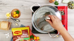 Sau khi mua cua về, các bạn khoan cắt dây buộc trên mình cua mà hãy chọc tiết cua trước: Lật ngửa yếm dưới bụng cua và lấy đầu kéo hoặc dao nhọn chọc thẳng vào phần hõm cho tới khi chân và càng đều duỗi thẳng, rồi rửa sạch với nước muối. Sau khi vệ sinh cua sạch, bắc nồi hấp bỏ cua vào cho tới khi cua chín chuyển sang màu cam, gắp cua ra dĩa để nguội. Tiếp đó, bạn tách mai cua ra dĩa trước để gạch không bị đổ ra ngoài, bỏ phần lông cua và lấy phần thịt.
