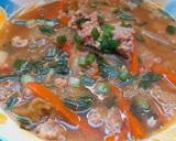 Nước sôi lại thì nêm lại cho vừa vị. Múc canh ra tô, thêm hành lá và tiêu xay