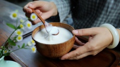 Múc súp trứng sữa gạo hạnh nhân cho ra chén, đợi cho hơi nguội bớt là có thể vừa thổi vừa đút cho bé ăn dặm được rồi nhé! Món súp dinh dưỡng, ấm nóng này không chỉ tốt cho bé mà còn giúp làm ấm người trong những ngày lạnh cuối năm nữa đấy!