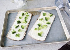 Cuối cùng, đem nướng trên lửa vừa là được. Pizza chín đem ra và thưởng thức luôn nhé!